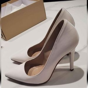 B2 white heels size 7